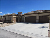 5 CAR GARAGE HOUSAE WITH RV PARKING FOR RENT