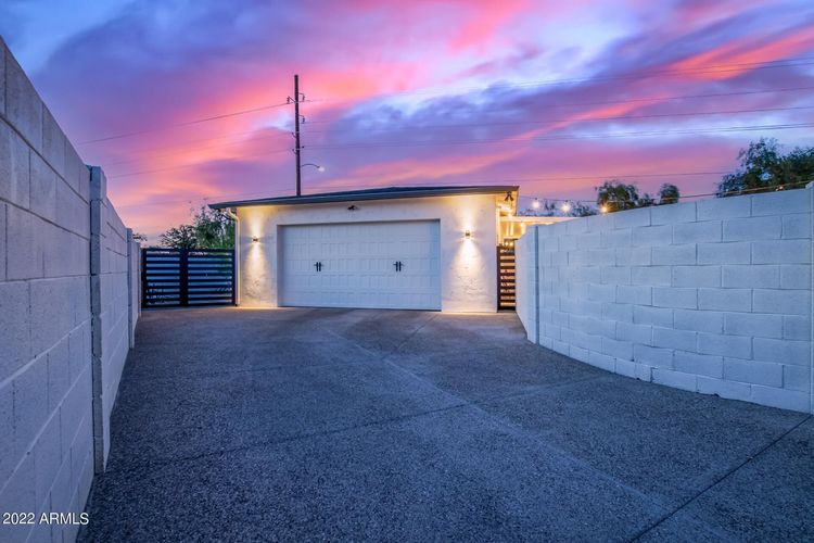 / 6 Car Garage House in Glendale for under...