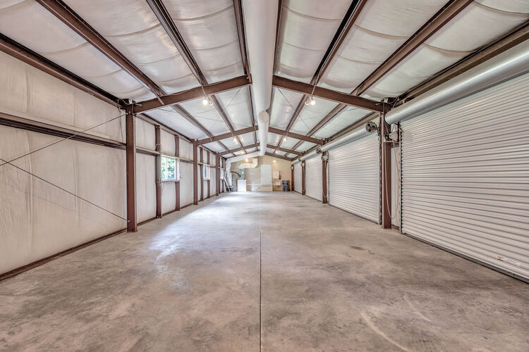 / Florida House with a 12Car Garage, Gues...