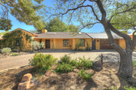 10 Garage spaces-  Univ of Arizona Tucson Home + Guesthouse