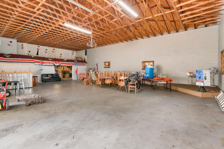/ Huge Garage Warehouse with home on 2.5 A...