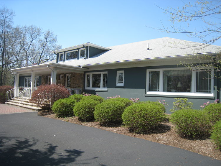 / Houses with Big Garages for Sale