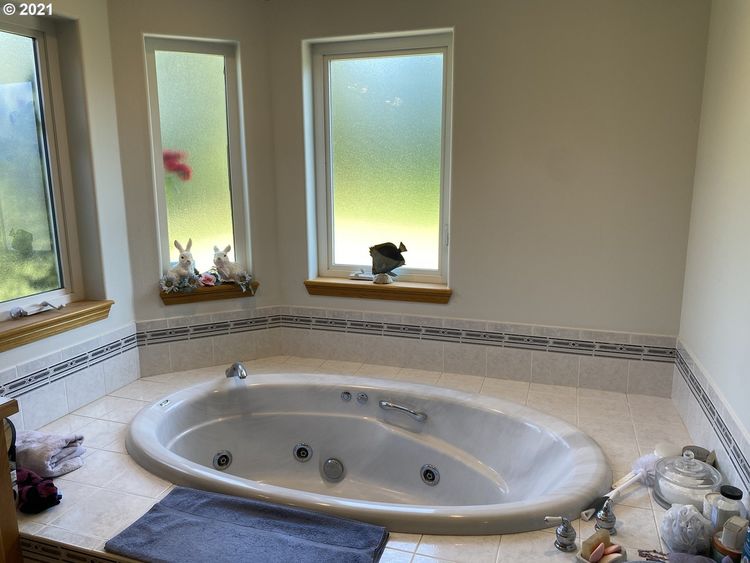 / 20 Car Garage House in Keizer, Oregon is...