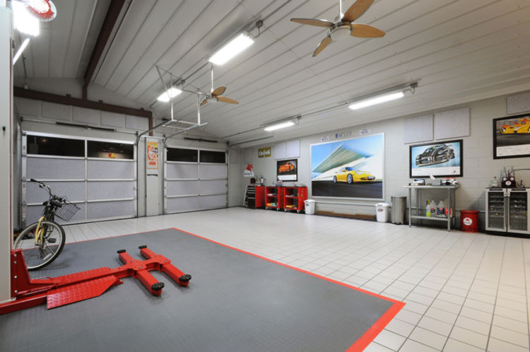 CarProperty.com / 8 Car Garage House Close to Formula 1 Ra...