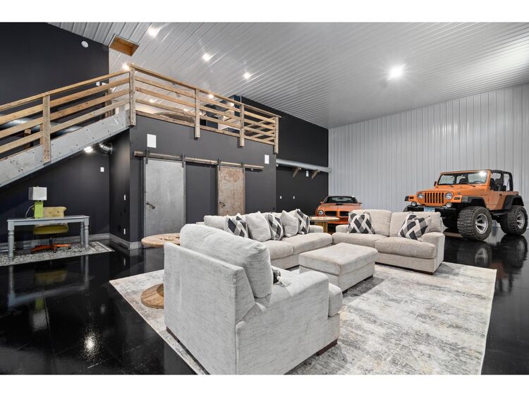 / Ultimate Barndominium with 20 Car Garage...